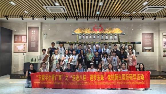 “东盟学生看广西”老挝师生国际研学团到访我校